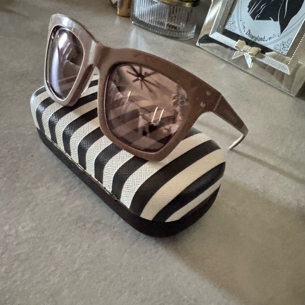 Henri Bendel TAYLOR Stylish Sunglasses with Case